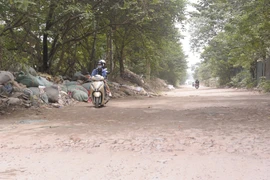 Đường Nguyễn Cảnh Dị đang bị xuống cấp nghiêm trọng. (Ảnh Mạnh Khánh/TTXVN)