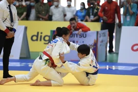 Vận động viên Nguyễn Ngọc Tú (Việt Nam, xanh) thi đấu với vận động viên Toh Fiona (Singapore, đỏ) nội dung Ne-Waza GI nữ hạng dưới 62kg. (Ảnh: Hoàng Hiếu/TTXVN)