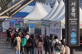 Người dân xếp hàng chờ xét nghiệm COVID-19 tại Seoul, Hàn Quốc, ngày 4/4/2022. (Ảnh: Yonhap/TTXVN)