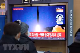 Hình ảnh phát trên truyền hình Hàn Quốc ở nhà ga Seoul ngày 14/1/2022 về vụ phóng thử tên lửa của Triều Tiên. (Ảnh: Yonhap/TTXVN) 