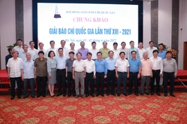 Các Ủy viên Hội đồng chung khảo Giải báo chí quốc gia lần thứ XVI - năm 2021. (Ảnh: Hoàng Hiếu/TTXVN)