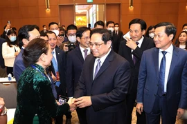 Thủ tướng Phạm Minh Chính với các đại biểu kiều bào dự Xuân quê hương năm 2022. (Ảnh: Dương Giang/TTXVN) 