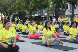 Tiết mục biểu diễn Yoga được đông đảo người dân Thành phố Hồ Chí Minh hưởng ứng. (Ảnh: Thu Hương/TTXVN)
