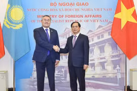 Bộ trưởng Ngoại giao Bùi Thanh Sơn và Phó Thủ tướng, Bộ trưởng Ngoại giao Kazakhstan Mukhtar Tileuberdi. (Nguồn: TTXVN)