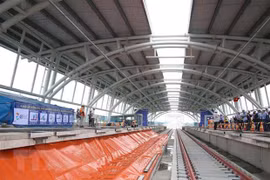 Hoàn thiện đường ray trên cao tuyến metro số 1 Bến Thành-Suối. (Ảnh: TTXVN phát) 