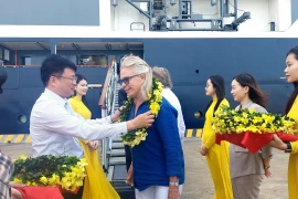 Lãnh đạo Sở Du lịch Quảng Ninh và thành phố Hạ Long tặng hoa chào đón các du khách cập Cảng tàu khách Quốc tế Hạ Long. (Ảnh: TTXVN phát)