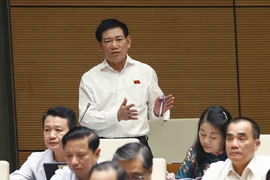 Bộ trưởng Bộ Tài chính Hồ Đức Phớc cùng tham gia trả lời chất vấn, giải trình về những vấn đề có liên quan. (Ảnh: Doãn Tấn/TTXVN) 