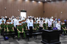 Quang cảnh phiên tòa xét xử sơ thẩm cựu Bí thư Tỉnh ủy Bình Dương Trần Văn Nam và 27 bị cáo trong vụ án sai phạm trong quản lý, sử dụng đất đai tại địa phương, gây thất thoát hàng nghìn tỷ đồng. (Ảnh: Phạm Kiên/TTXVN)