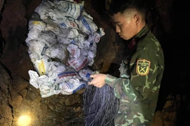 Chiến sỹ công binh đấu nối dây điện kích nổ ở hầm vàng thuộc bãi vàng Nậm Suổng, xã Vàng San. (Ảnh: Việt Hoàng/TTXVN) 
