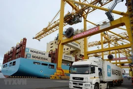 Vận chuyển hàng hóa tại cảng ở Saint Petersburg của Nga. (Ảnh: AFP/TTXVN) 