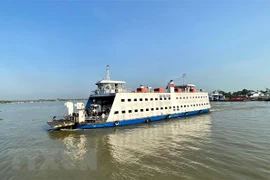 Phà trọng tải lớn phục vụ khách dịp Tết ở An Giang. (Ảnh: Thanh Sang/TTXVN)