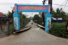 Người dân chuẩn bị ghe thuyền để đi lại vì nước lũ dâng cao. (Ảnh: Mai Trang/TTXVN) 