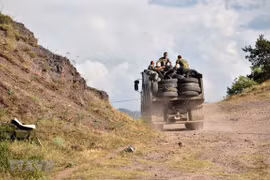 Binh sỹ Armenia tại khu vực gần biên giới Armenia-Azerbaijan. (Ảnh: AFP/TTXVN) 