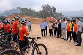 Đoàn công tác Ban tổ chức SEA Games 31 trao đổi, động viên các vận động viên đội tuyển xe đạp Việt Nam đang tập luyện nội dung xe đạp địa hình. (Ảnh: Thanh Hải/TTXVN) 