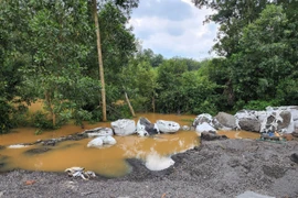 Hiện trường nơi Cục Cảnh sát phòng, chống tội phạm về môi trường (Bộ Công an) phát hiện vụ chôn lấp trái phép chất thải. (Ảnh: TTXVN phát)