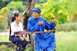 Nghệ nhân đàn bầu Lý Văn tới, ấp 3, thị trấn Gành Hào, huyện Đông Hải truyền dạy hát đờn ca tài tử cho thế hệ sau. (Ảnh: Minh Đức/TTXVN) 