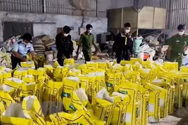 Lực lượng chức năng kiểm tra Công ty TNHH Thương mại-dịch vụ-sản xuất Trang Điền phát hiện số lượng lớn hàng hóa không rõ nguồn gốc. (Ảnh: TTXVN phát)