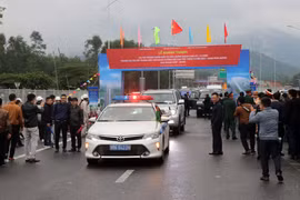 Những chiếc xe đầu tiên lăn bánh trên tuyến cao tốc Cam Lộ-La Sơn. (Ảnh: Đỗ Trưởng/TTXVN)
