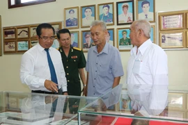 Ông Nguyễn Văn Được, Bí thư Tỉnh ủy, Chủ tịch Hội đồng Nhân dân tỉnh Long An cùng các đại biểu tham quan khu trưng bày kỷ vật, hình ảnh trong trận đánh 45 ngày đêm tại Di tích lịch sử khu vực Cầu Kinh. (Ảnh: Thanh Bình/TTXVN) 