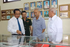 Ông Nguyễn Văn Được, Bí thư Tỉnh ủy, Chủ tịch Hội đồng Nhân dân tỉnh Long An cùng các đại biểu tham quan khu trưng bày kỷ vật, hình ảnh trong trận đánh 45 ngày đêm tại Di tích lịch sử khu vực Cầu Kinh. (Ảnh: Thanh Bình/TTXVN) 