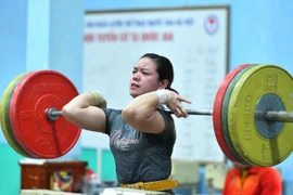 Vận động viên Khổng Mỹ Phượng phá kỷ lục SEA Games với mức cử 80kg ở nội dung cử giật 45kg A nữ. (Ảnh: Phạm Tuấn Anh/TTXVN)