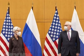 Thứ trưởng Ngoại giao Mỹ Wendy Sherman (trái) và Thứ trưởng Ngoại giao Nga Sergei Ryabkov (phải) tại cuộc đàm phán an ninh ở Geneva, Thụy Sĩ ngày 10/1/2022. (Ảnh: AFP/TTXVN)