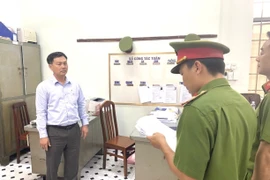 Cơ quan điều tra thi hành Lệnh bắt bị can để tạm giam đối với Nguyễn Văn Hồng, Tổng Giám đốc Công ty Cổ phần Tín Nghĩa (nguyên Tổng Giám đốc-Thành viên Hội đồng quản trị Công ty Cổ phần Đầu tư Nhơn Trạch). (Ảnh: TTXVN phát)