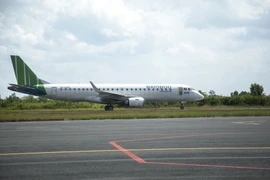 Chuyến bay đầu tiên đường bay Rạch Giá-Phú Quốc hạ cánh xuống Sân bay Rạch Giá. (Ảnh: Hồng Đạt/TTXVN)