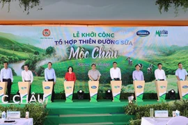 Thủ tướng Phạm Minh Chính và các đại biểu thực hiện nghi thức khởi công dự án Tổ hợp Thiên đường sữa Mộc Châu. (Ảnh: Dương Giang/TTXVN) 