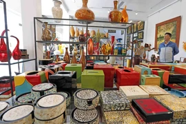 Phòng trưng bày sản phẩm sơn mài với nhiều mẫu mã đa dạng tại làng nghề Hạ Thái. (Ảnh: Trần Việt/TTXVN) 