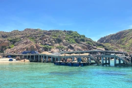 Con đường bêtông nối các vị trí quanh chân núi trên đảo Hòn Khô Lớn ra ngoài mặt nước biển được xây dựng dang dở. (Ảnh: Tường Quân/TTXVN)