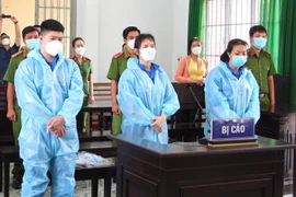 Các đối tượng nghe tòa tuyên án. (Ảnh: Công Phong/TTXVN)