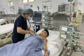 Một bệnh nhi bị sốt xuất huyết. (Nguồn: TTXVN)