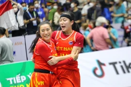 Kaylynne Trương và Trần Anh Đào (trái) ăn mừng chiến thắng trước Indonesia với tỷ số 19-16. (Ảnh: Tuấn Đức/TTXVN)