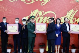 Thủ tướng Phạm Minh Chính tặng quà Tết cho cán bộ, chiến sỹ các lực lượng làm nhiệm vụ tại Cửa khẩu Quốc tế Móng Cái. 