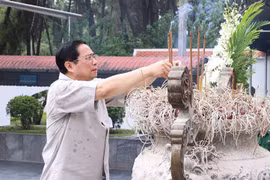 Thủ tướng Phạm Minh Chính dâng hương, hoa tại khu mộ 10 nữ anh hùng liệt sỹ thanh niên xung phong đã anh dũng hy sinh tại Ngã ba Đồng Lộc trong kháng chiến chống Mỹ, cứu nước. (Ảnh: Dương Giang/TTXVN) 