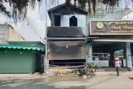 Hiện trường vụ cháy xảy ra tại cửa hàng kinh doanh vật liệu xây dựng Thanh Tùng ở địa chỉ 17T/1B, khu phố Đồng An 2, phường Bình Hòa, thành phố Thuận An, tỉnh Bình Dương. (Ảnh: TTXVN phát)