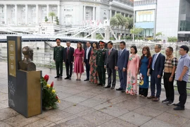 Đại sứ quán và các cơ quan đại diện Việt Nam tại Singapore dâng hoa tại tượng đài Bác Hồ. (Ảnh: Lê Dương/TTXVN)