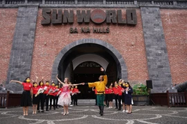Biểu diễn nghệ thuật ngay tại cổng chào của Khu du lịch để chào đón du khách đến tham quan Sun World Ba Na Hills. (Ảnh: TTXVN phát)