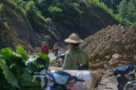 Rất nhiều điểm sạt lở trên tuyến đường tỉnh 435 làm đất đá tràn xuống lòng đường tiềm ẩn nhiều rủi ro nguy hiểm cho người dân và các phương tiện lưu thông, ảnh hưởng đến phát triển kinh tế, du lịch của địa phương. (Ảnh: Lưu Trọng Đạt/TTXVN)