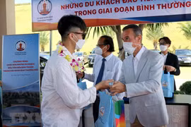Tặng quà lưu niệm những du khách đầu tiên đến Bình Thuận trong giai đoạn bình thường mới tại Centara Mirage Resort (thành phố Phan Thiết). (Ảnh: Nguyễn Thanh/TTXVN) 