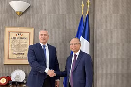 Ông Hugues Moutouh, Tỉnh trưởng tỉnh Herault tiếp Đại sứ Việt Nam tại Pháp Đinh Toàn Thắng ngày 13/6. (Ảnh: Thu Hà/Vietnam+)