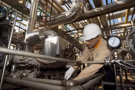 Một nhân viên làm việc tại nhà máy của nhà máy lọc dầu của Repsol YPF ở Cartagena, đông nam Tây Ban Nha. (Nguồn: Reuters)