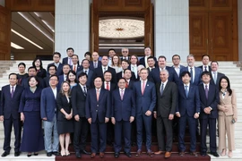 Thủ tướng Phạm Minh Chính chụp ảnh chung với các đại biểu. (Ảnh: Dương Giang/TTXVN) 