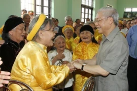 Tống Bí thư Nguyễn Phú Trọng trò chuyện thân mật các cụ cao niên khu dân cư Trai Trang, thị trấn Yên Mỹ, huyện Yên Mỹ, tỉnh Hưng Yên. (Ảnh: Trí Dũng/ TTXVN.) 