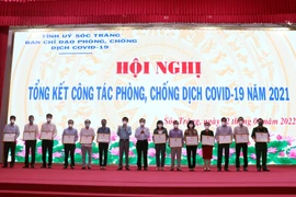 Khen thưởng các tập thể, cá nhân có thành tích trong công tác phòng, chống dịch COVID-19 tỉnh Sóc Trăng. (Ảnh: Trung Hiếu/TTXVN)