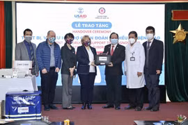 Giám đốc Cơ quan Phát triển Quốc tế Hoa Kỳ (USAID) Ann Marie Yastishock trao tặng thiết bị và thuốc điều trị bệnh lao cho Việt Nam. (Ảnh: Minh Quyết/TTXVN)
