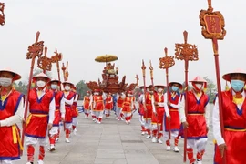 Lễ rước kiệu của các xã, phường, thị trấn vùng ven về Khu di tích lịch sử Quốc gia đặc biệt Đền Hùng. (Ảnh: Trung Kiên/TTXVN)