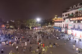 Đông đảo người dân đến vui chơi trên tuyến phố đi bộ khu vực Hồ Gươm tối 20/3. (Ảnh: Hoàng Hiếu/TTXVN)