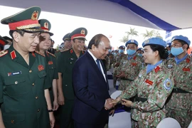 Chủ tịch nước Nguyễn Xuân Phúc động viên các cán bộ, chiến sỹ trước khi lên đường làm nhiệm vụ. (Ảnh: Thống Nhất/TTXVN) 